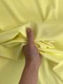Żółta tkanina ubraniowa z elastanem