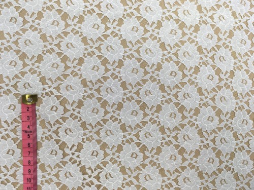 Koronka biała na tiulu, kwiaty, róże 