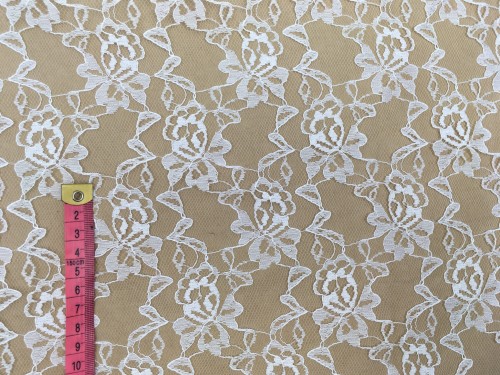 Koronka biała na tiulu, kwiaty, róże