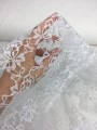 Koronka biała na tiulu, kwiaty, róże