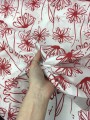 Podszewka wiskozowo-acetatowa, biała w czerwone kwiaty